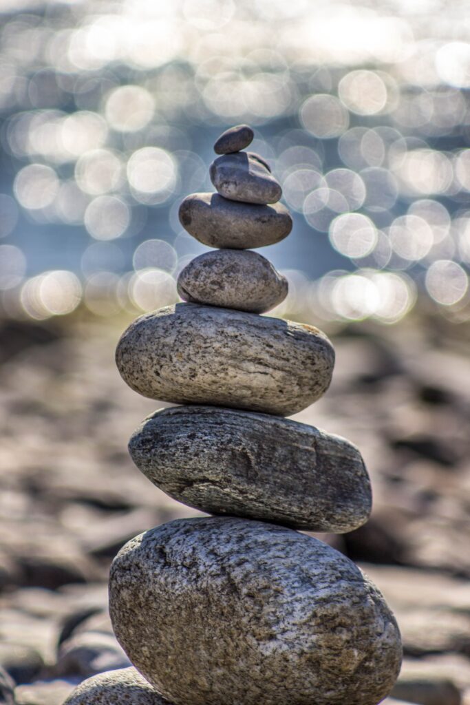 piedras en equilibrio simboliza desarrollo y crecimiento